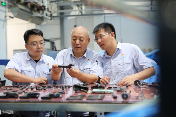 信钰证券 文明的力量|李志强: 以匠心铸重器, 以传承育新人