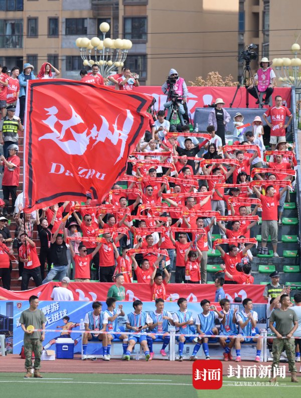 乾鑫配资 座位不够 板凳来凑 这场川超有点意思｜图集